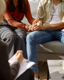 Paartherapie: Paar im Gespräch mit Therapeut.