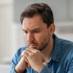Denken nachdenklicher Mann in Jeansjacke